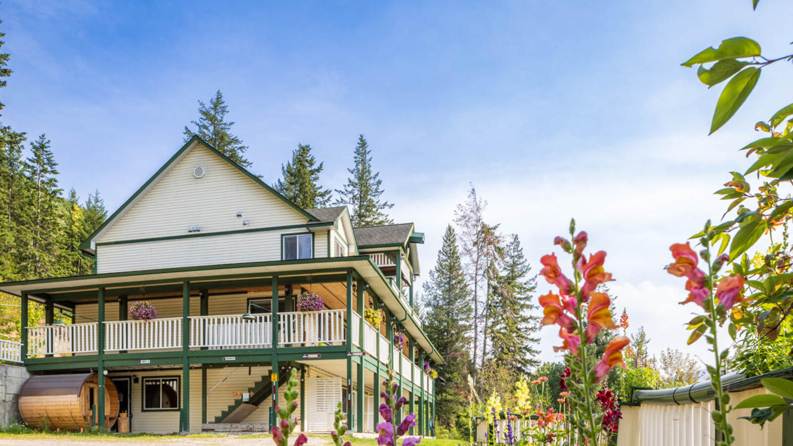 Golden Mountain View Suites House